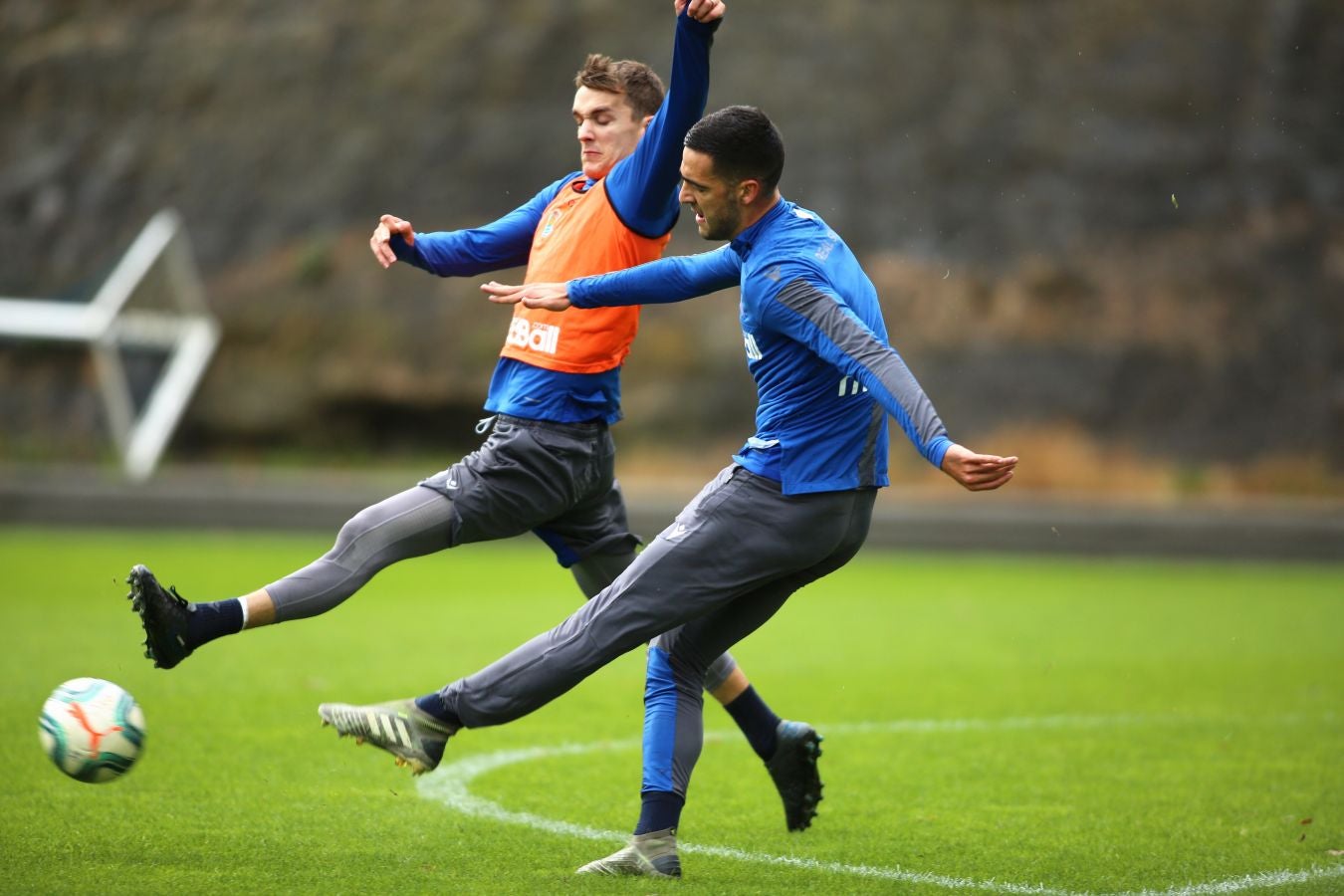 Moyá, Remiro, Zubiaurre, Llorente, Zaldua, Monreal, Merino, Zurutuza, Zubeldia, Portu y Willian José han saltado al verde. 