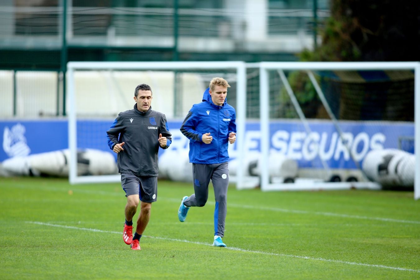 Moyá, Remiro, Zubiaurre, Llorente, Zaldua, Monreal, Merino, Zurutuza, Zubeldia, Portu y Willian José han saltado al verde. 
