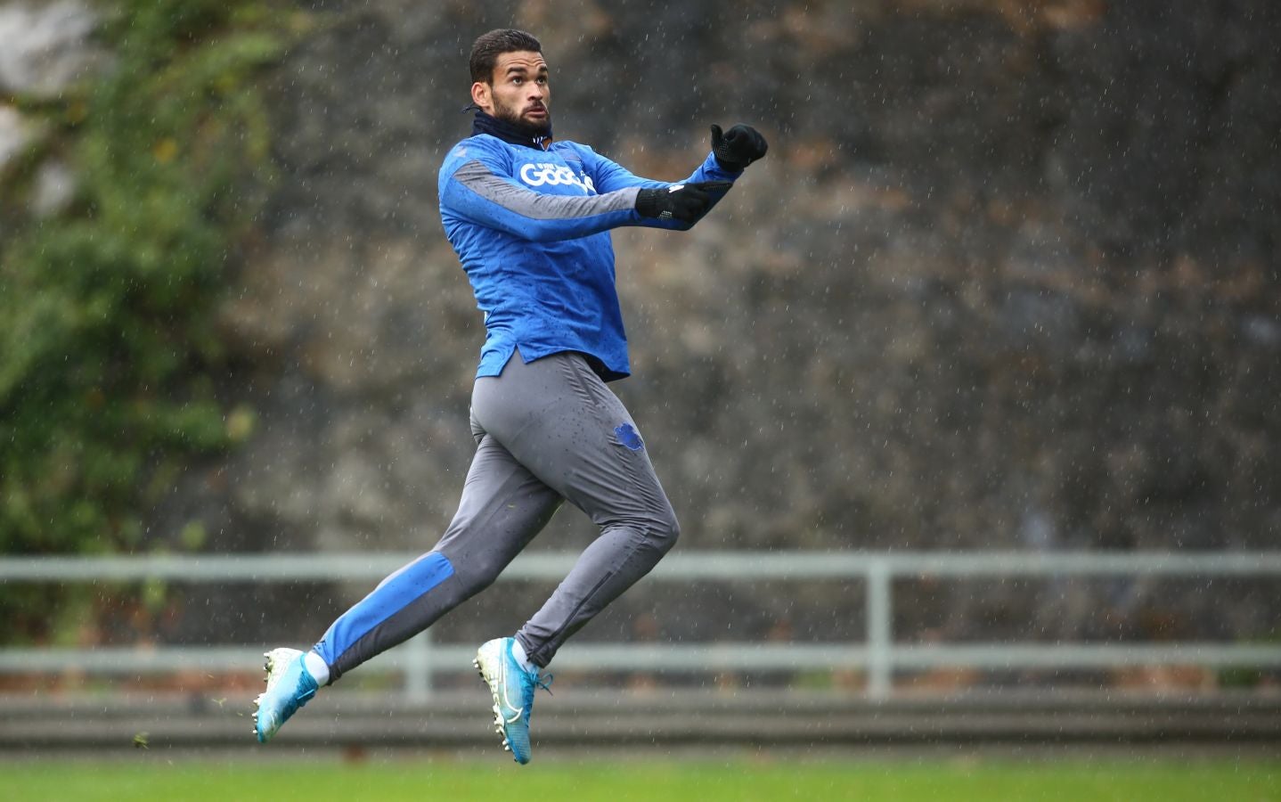 Moyá, Remiro, Zubiaurre, Llorente, Zaldua, Monreal, Merino, Zurutuza, Zubeldia, Portu y Willian José han saltado al verde. 