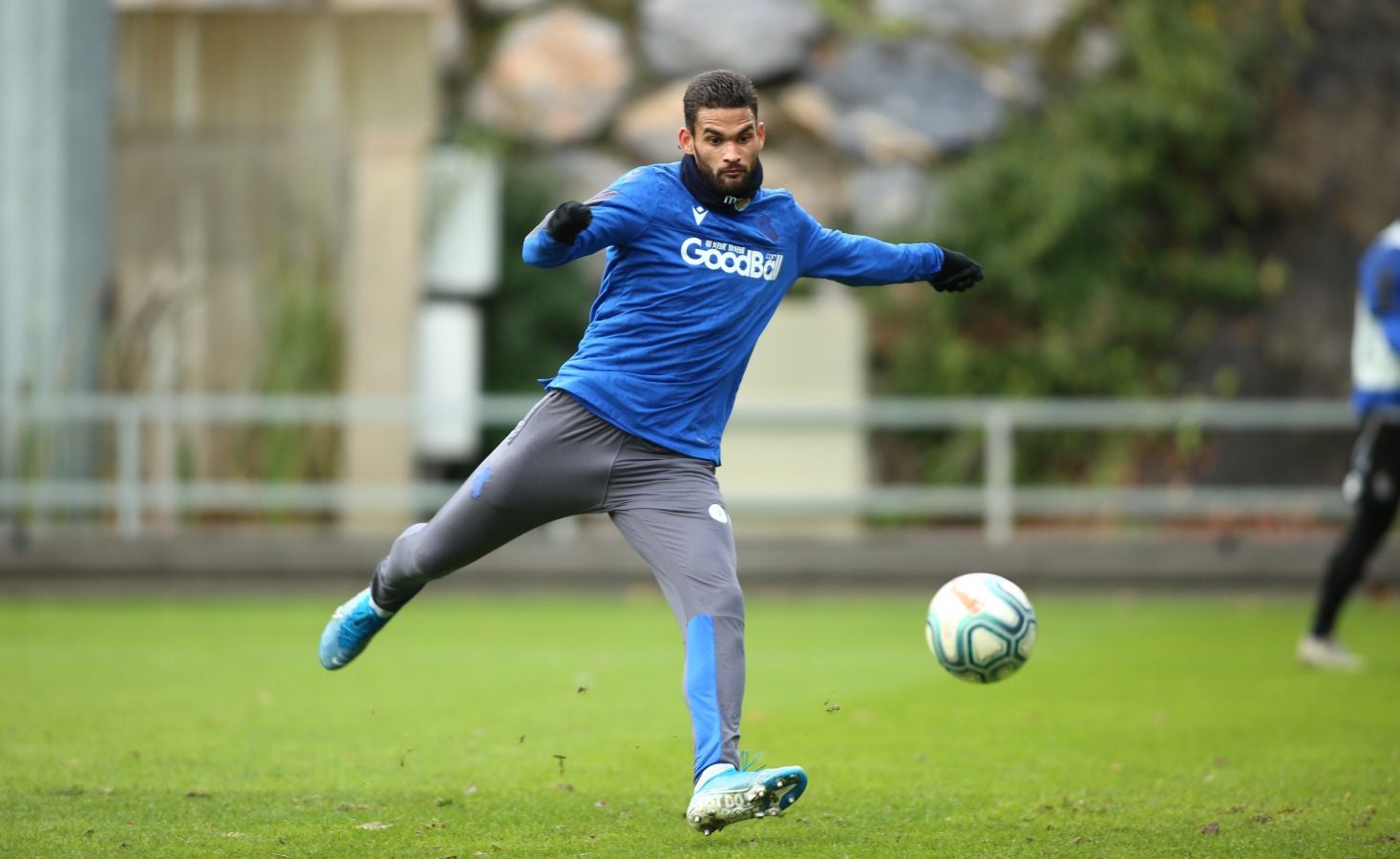 Moyá, Remiro, Zubiaurre, Llorente, Zaldua, Monreal, Merino, Zurutuza, Zubeldia, Portu y Willian José han saltado al verde. 