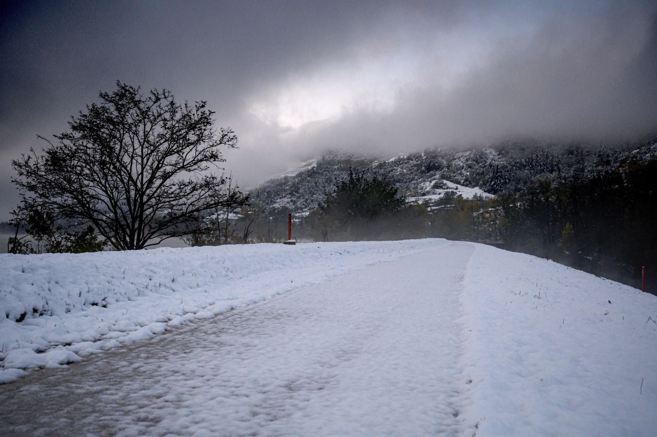 El invierno se asoma ya a algunas localidades de Francia. Cerca de Tournon-sur-Rhône, una localidad al Este de Francia, están en alerta por nieve y hielo. También pueden producirse aguaceros, con el consiguiente riesgo de inundaciones