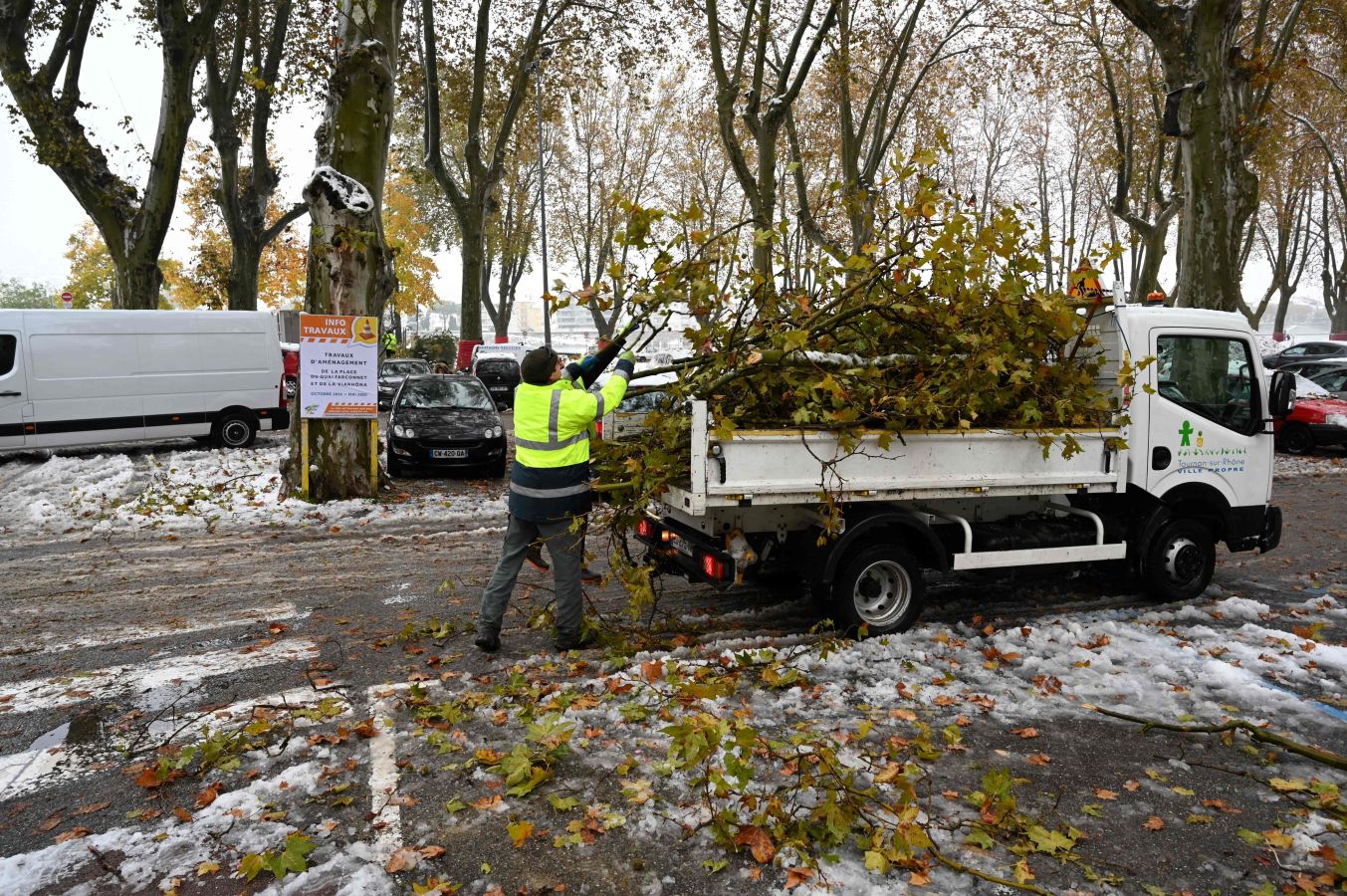 El invierno se asoma ya a algunas localidades de Francia. Cerca de Tournon-sur-Rhône, una localidad al Este de Francia, están en alerta por nieve y hielo. También pueden producirse aguaceros, con el consiguiente riesgo de inundaciones