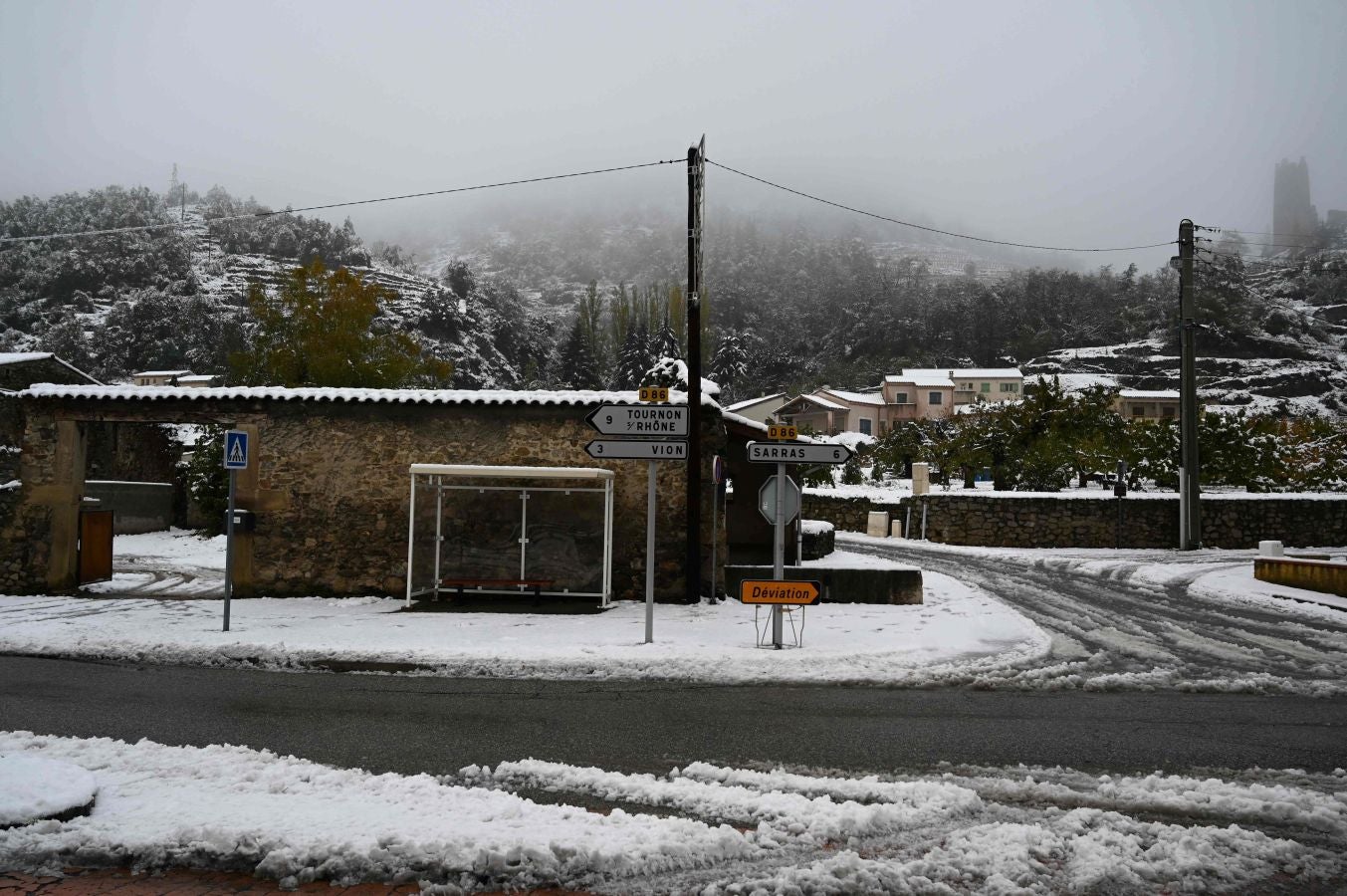 El invierno se asoma ya a algunas localidades de Francia. Cerca de Tournon-sur-Rhône, una localidad al Este de Francia, están en alerta por nieve y hielo. También pueden producirse aguaceros, con el consiguiente riesgo de inundaciones