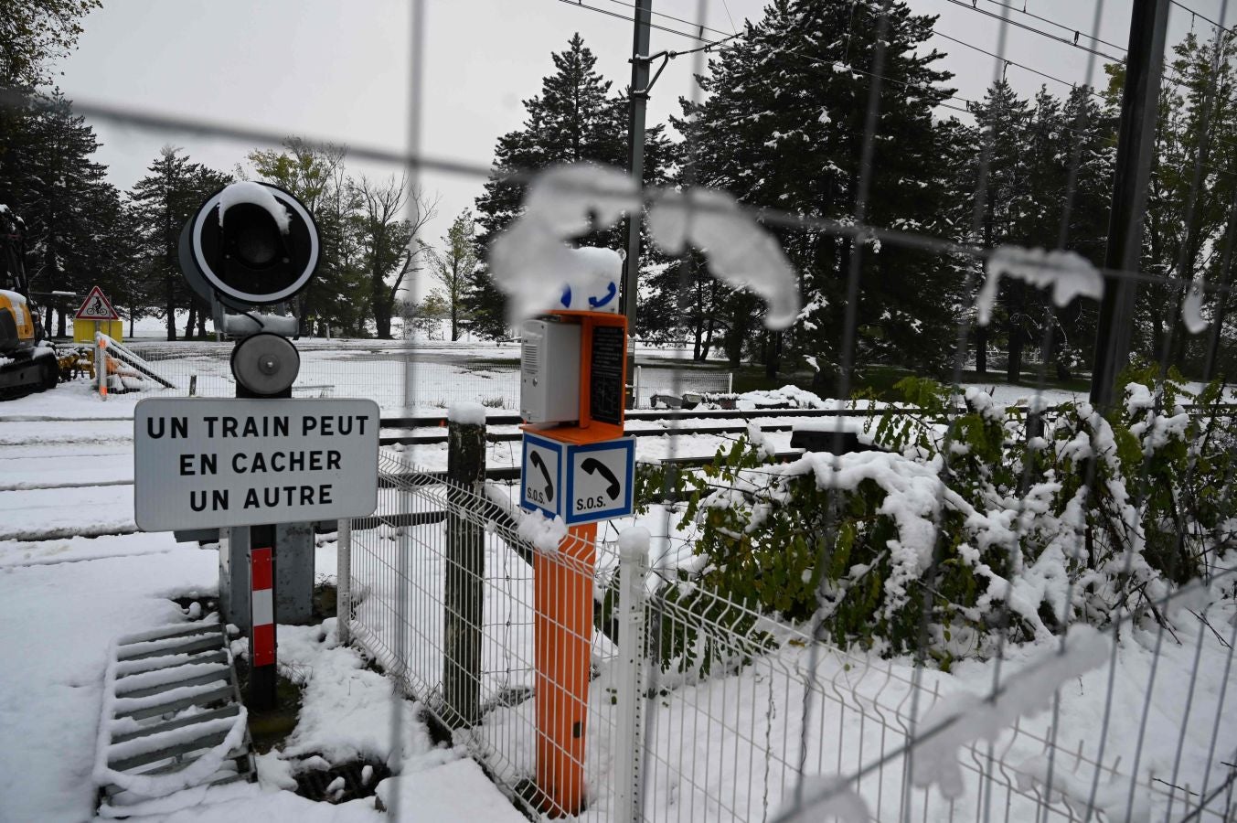 El invierno se asoma ya a algunas localidades de Francia. Cerca de Tournon-sur-Rhône, una localidad al Este de Francia, están en alerta por nieve y hielo. También pueden producirse aguaceros, con el consiguiente riesgo de inundaciones