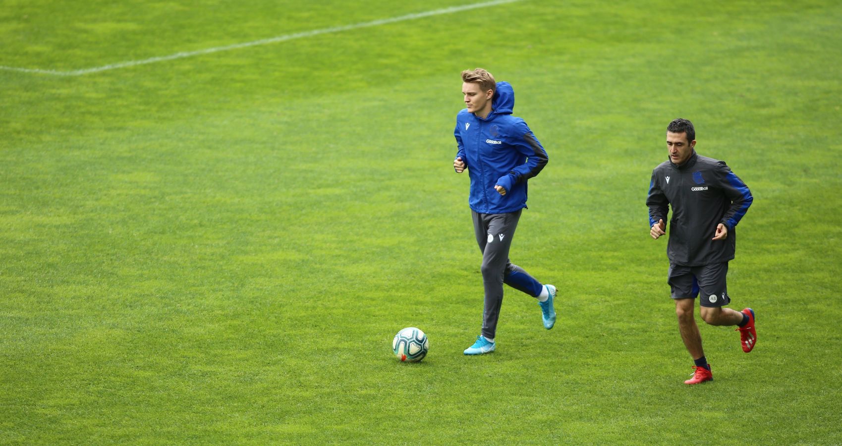 El centrocampista noruego de la Real Sociedad ha reaparecido en el entrenamiento matinal tocando balón y corriendo por el José Luis Orbegozo