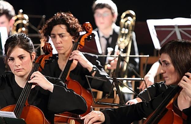 Orquesta. Entre sus 68 músicos hay un abanico de edades de los 12 a los 55 años.