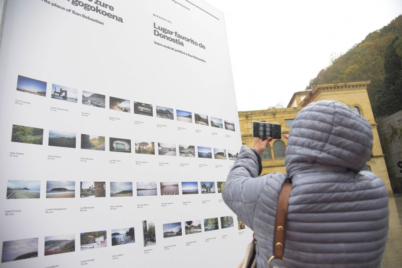 Esta exposición recoge 800 fotografías realizadas con cámaras desechables por un centenar de habitantes de San Sebastián de todas las edades. 
