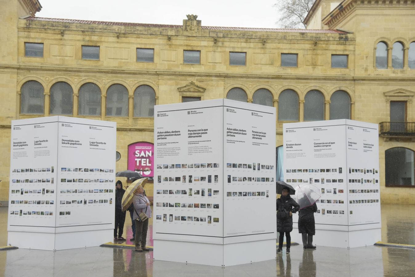 Esta exposición recoge 800 fotografías realizadas con cámaras desechables por un centenar de habitantes de San Sebastián de todas las edades. 