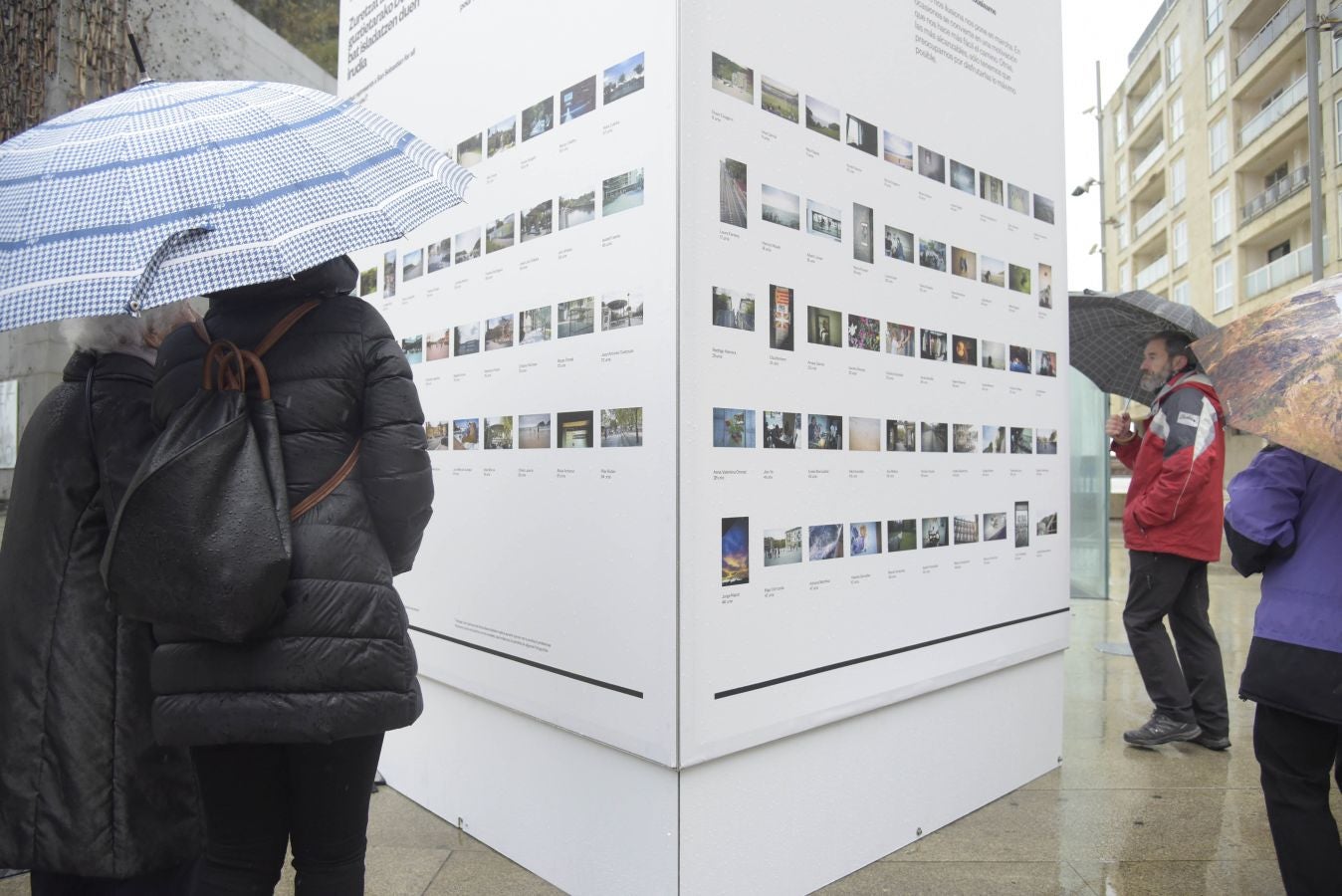 Esta exposición recoge 800 fotografías realizadas con cámaras desechables por un centenar de habitantes de San Sebastián de todas las edades. 