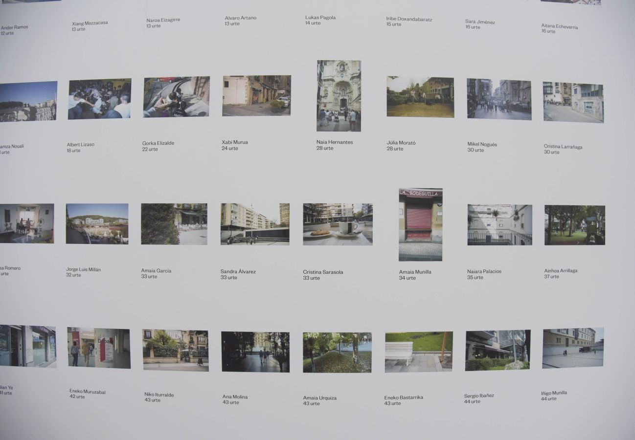 Esta exposición recoge 800 fotografías realizadas con cámaras desechables por un centenar de habitantes de San Sebastián de todas las edades. 