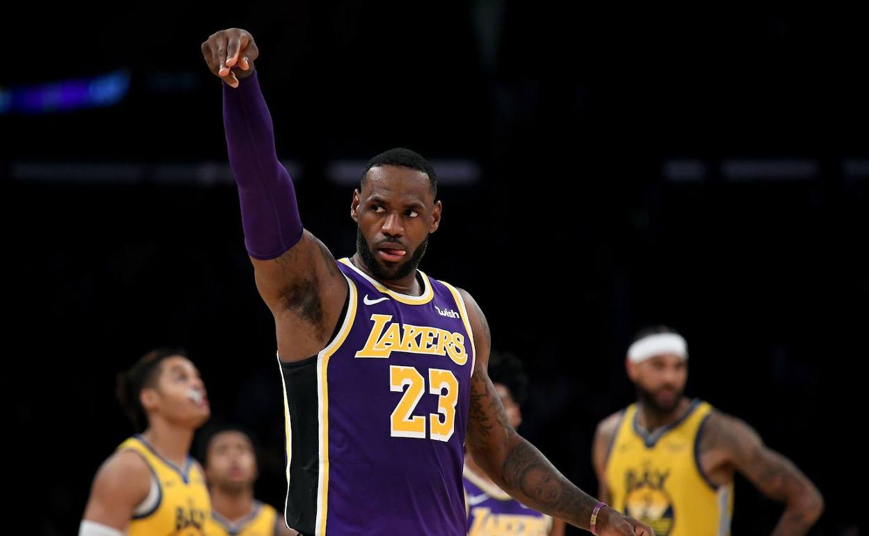 LeBron James celebra una canasta. 