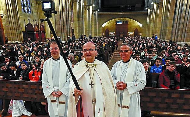 Munilla se hace un selfie en una jornada con niños en el Buen Pastor. 