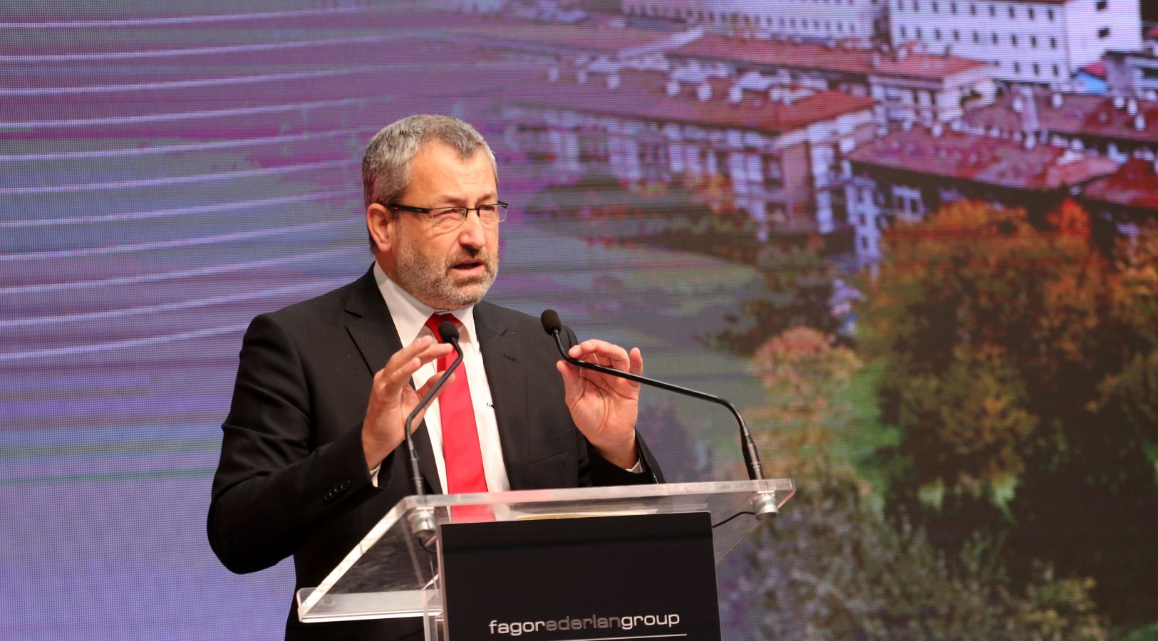 Fagor Ederlan estrena una nueva planta ubicada en Bergara y dedicada a la inyección de aluminio a baja presión. El grupo cooperativo ha invertido 55 millones de euros en esta nueva infraestructura