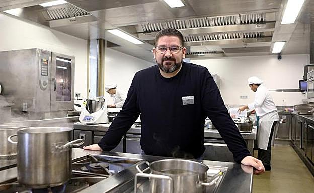 Dani García en las cocinas del Basque Culinary Center