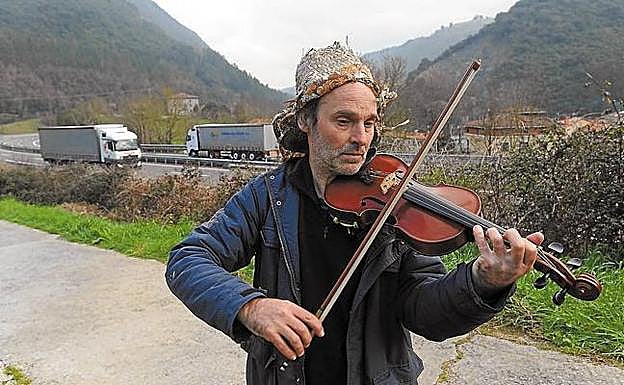 Joseba Olazabal toca el violín junto a la autopista AP-8, a la altura de Mendaro. 