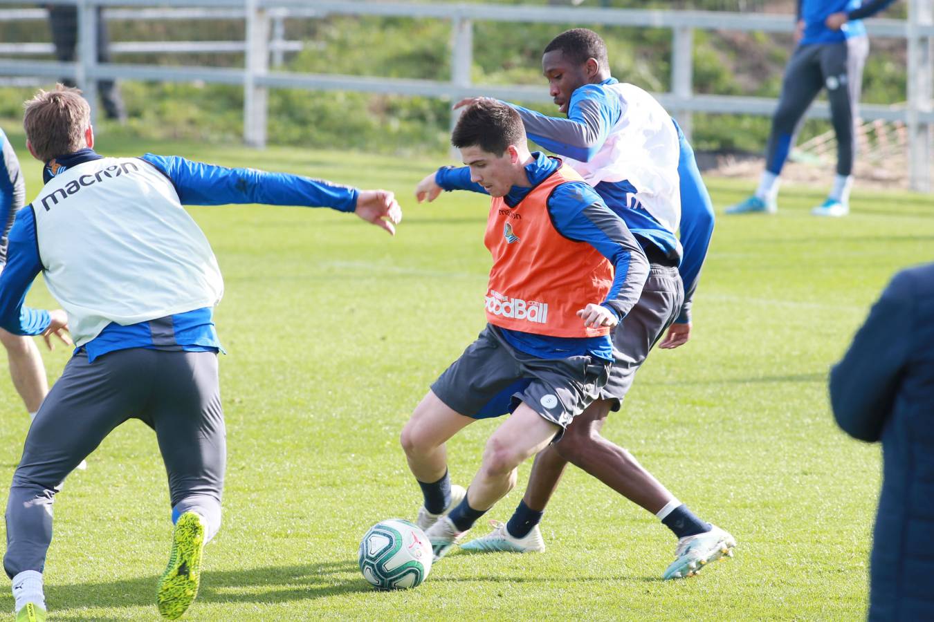 El noruego, con el tobillo derecho tocado, ha trabajado con y sin balón bajo la supervisión de uno de los preparadores físicos.