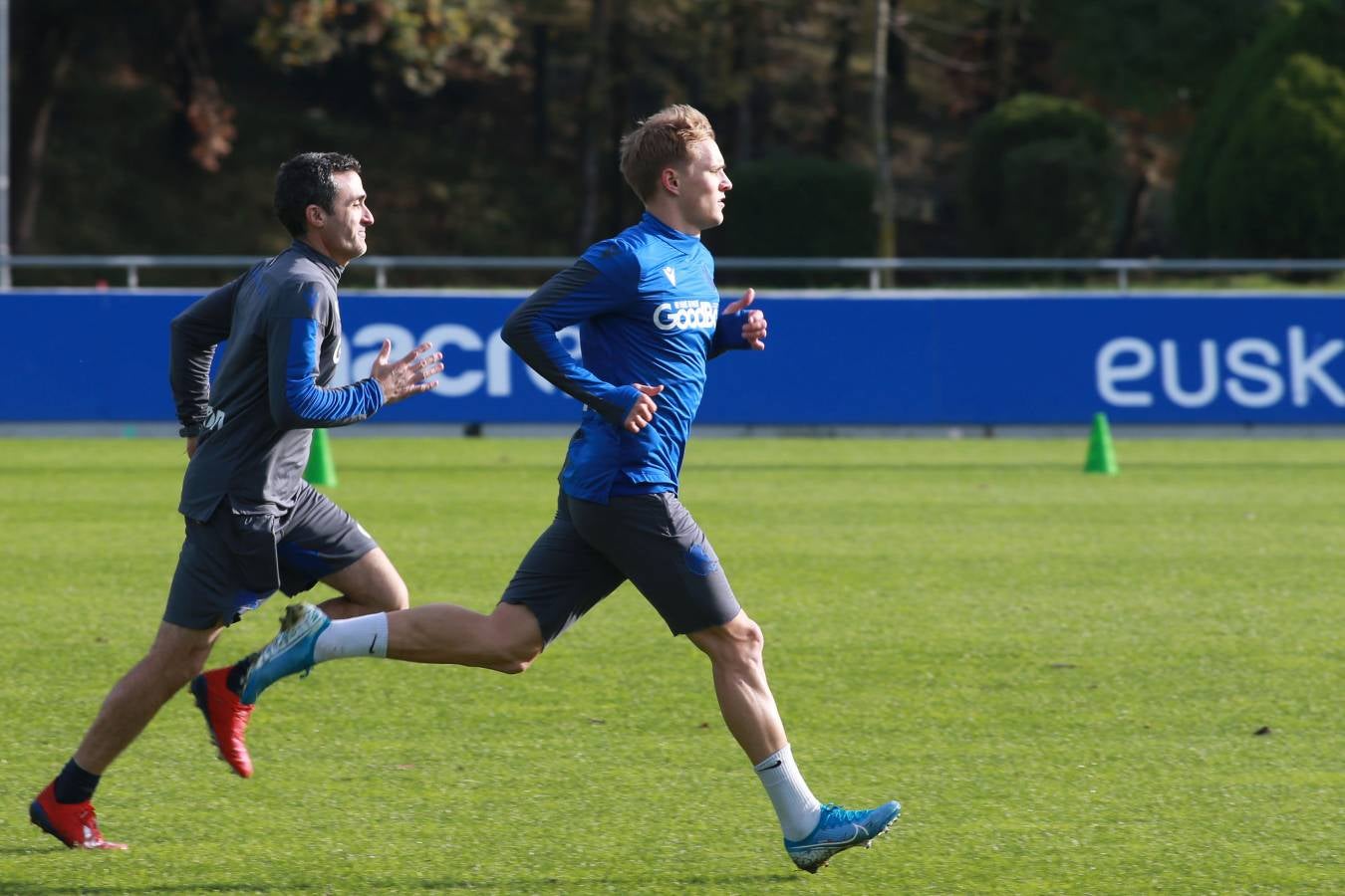 El noruego, con el tobillo derecho tocado, ha trabajado con y sin balón bajo la supervisión de uno de los preparadores físicos.