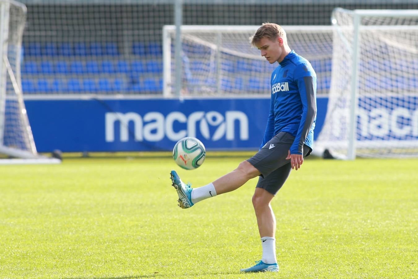 El noruego, con el tobillo derecho tocado, ha trabajado con y sin balón bajo la supervisión de uno de los preparadores físicos.