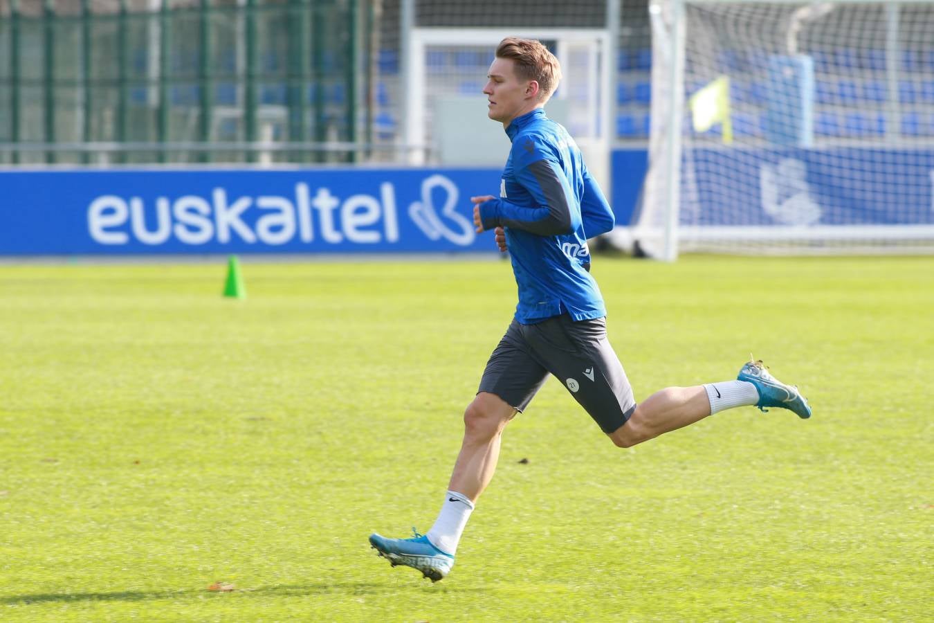 El noruego, con el tobillo derecho tocado, ha trabajado con y sin balón bajo la supervisión de uno de los preparadores físicos.