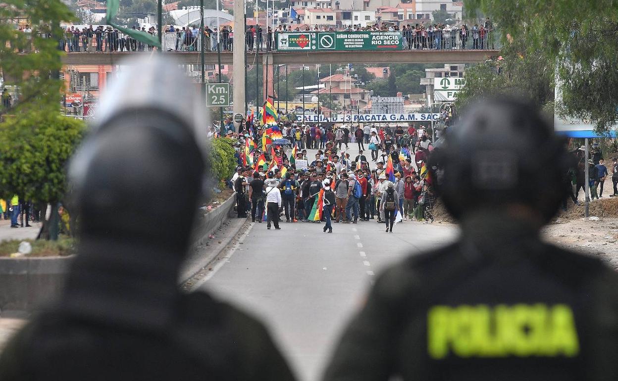 Militares y policías bolivianos se enfrentan con cocaleros seguidores de Evo Morales.