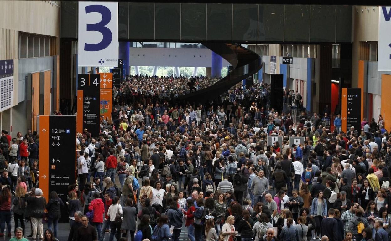 Opositores antes de comenzar los exámenes en el BEC.