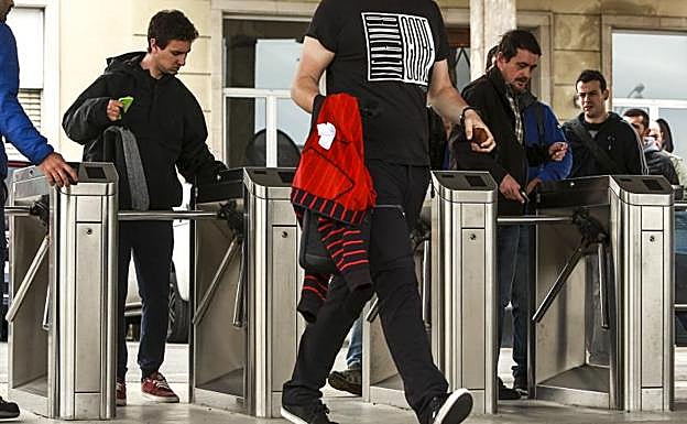 Trabajadores de Mercedes Vitoria en los tornos de accesos a la factoría alavesa. 