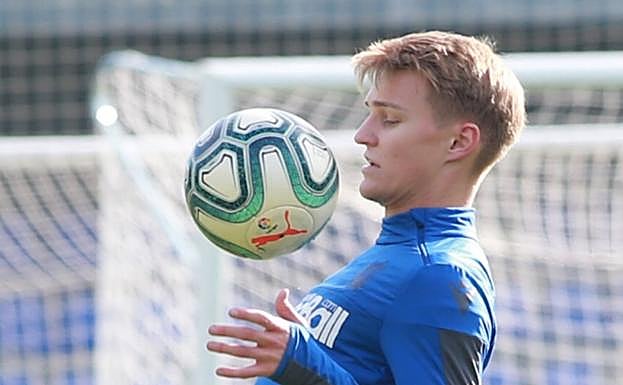 Odegaard controla un balón este martes en Zubieta. 