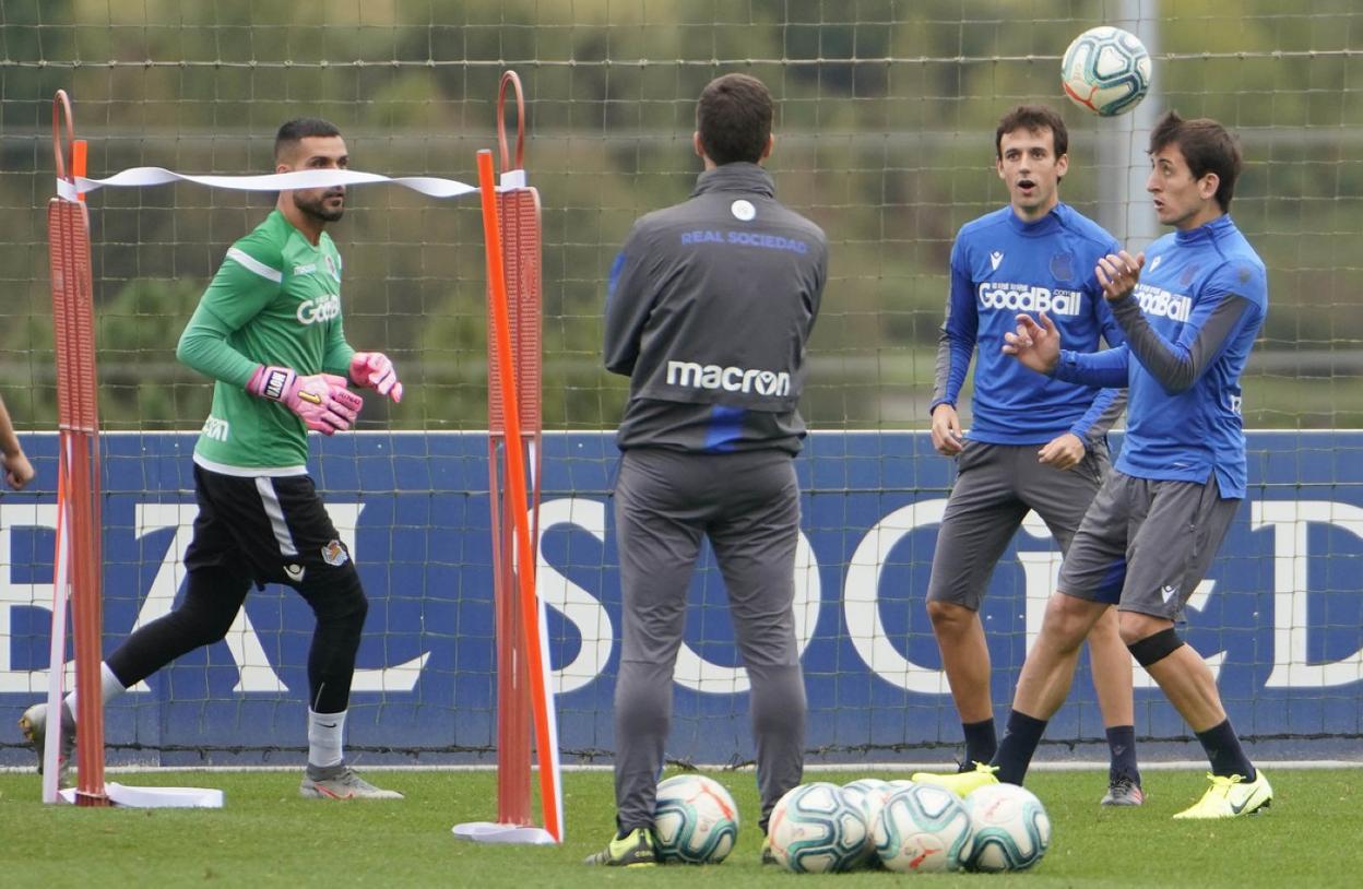 Mikel Oyarzabal toca el balón de cabeza durante un entrenamiento en Zubieta. 