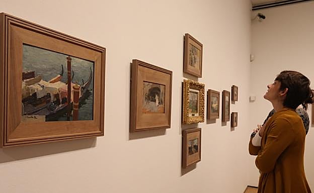 Una visitante observa una de las obras expuestas en el museo.