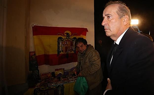 El nieto de Francisco Franco, Francis Franco, a su llegada a la misa por el aniversario de la muerte del dictador.