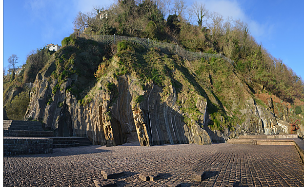 En la ladera se colocará una malla flexible y adaptable a las formas del flysch para recoger la caída de piedras. 