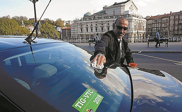 Un conductor de Uber, prepara su vehículo en uno de los primeros días en los que el servicio de la plataforma estuvo operativo en Bilbao el pasado mes de octubre.