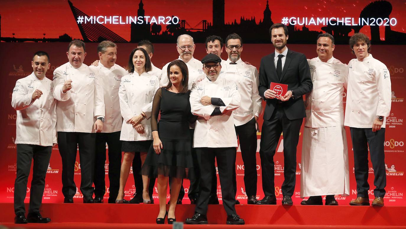 Martín Berasategui sigue batiendo todos los récords históricos de la Michelin. El cocinero donostiarra suma ya doce estrellas: la nueva edición de la Guía, desvelada este miércoles en Sevilla, concede la primera estrella a dos nuevos proyectos de la factoría Berasategui: el Ola de Bilbao y el Fifty Seconds de Lisboa.