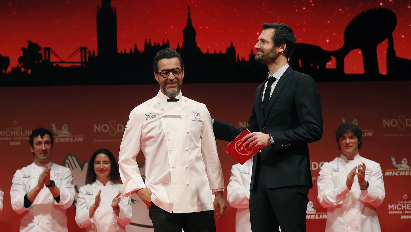 Martín Berasategui sigue batiendo todos los récords históricos de la Michelin. El cocinero donostiarra suma ya doce estrellas: la nueva edición de la Guía, desvelada este miércoles en Sevilla, concede la primera estrella a dos nuevos proyectos de la factoría Berasategui: el Ola de Bilbao y el Fifty Seconds de Lisboa.