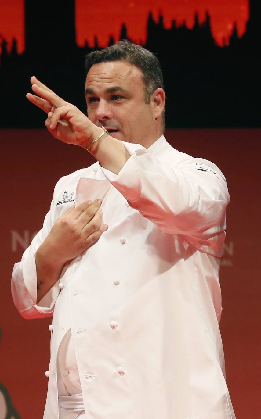 Martín Berasategui sigue batiendo todos los récords históricos de la Michelin. El cocinero donostiarra suma ya doce estrellas: la nueva edición de la Guía, desvelada este miércoles en Sevilla, concede la primera estrella a dos nuevos proyectos de la factoría Berasategui: el Ola de Bilbao y el Fifty Seconds de Lisboa.