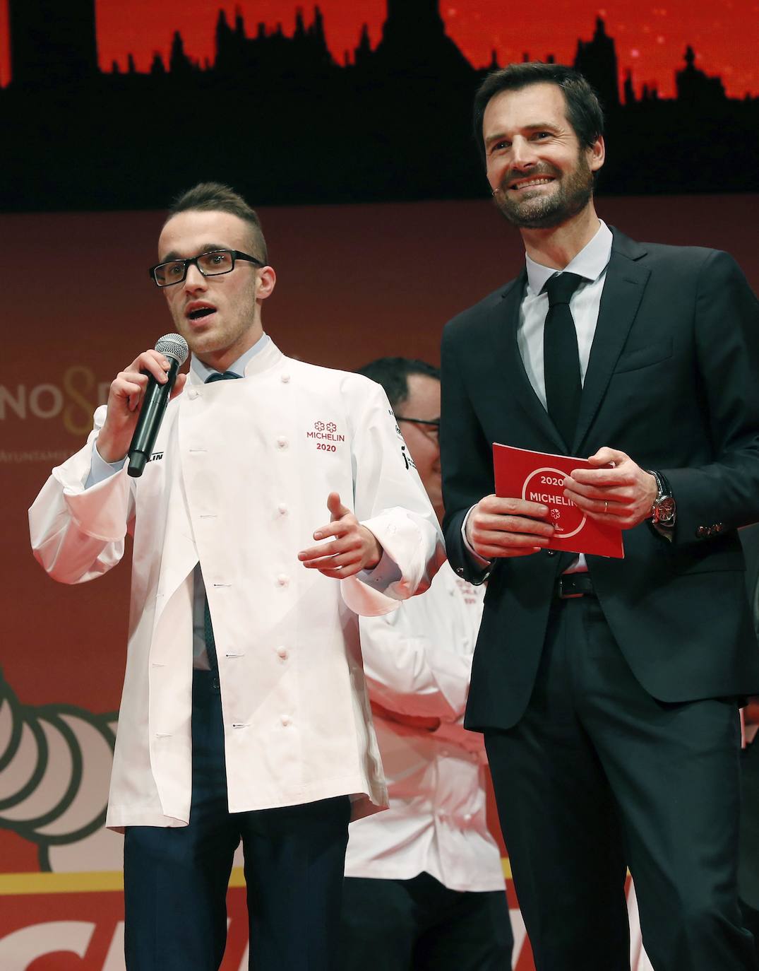 Martín Berasategui sigue batiendo todos los récords históricos de la Michelin. El cocinero donostiarra suma ya doce estrellas: la nueva edición de la Guía, desvelada este miércoles en Sevilla, concede la primera estrella a dos nuevos proyectos de la factoría Berasategui: el Ola de Bilbao y el Fifty Seconds de Lisboa.