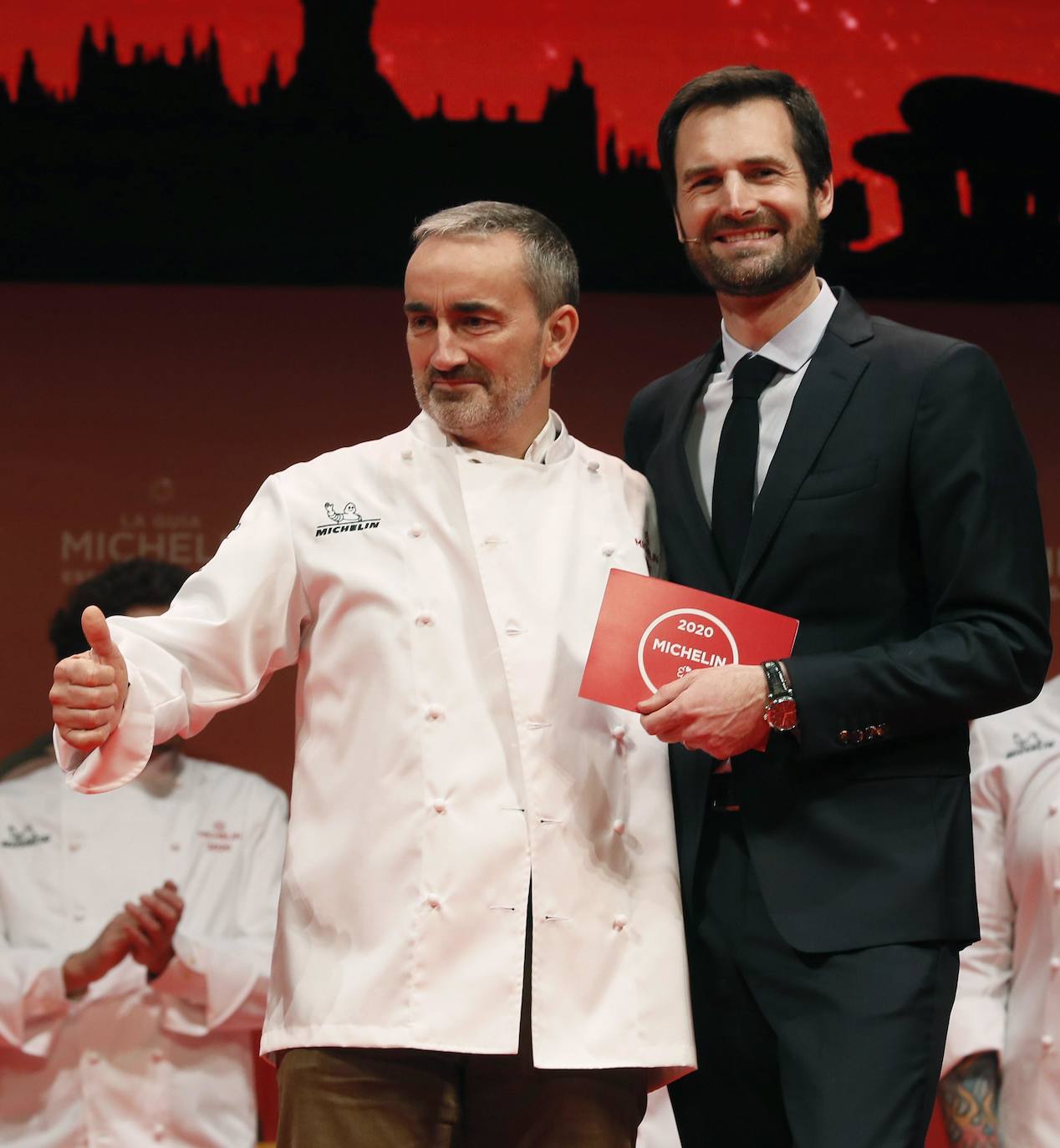 Martín Berasategui sigue batiendo todos los récords históricos de la Michelin. El cocinero donostiarra suma ya doce estrellas: la nueva edición de la Guía, desvelada este miércoles en Sevilla, concede la primera estrella a dos nuevos proyectos de la factoría Berasategui: el Ola de Bilbao y el Fifty Seconds de Lisboa.