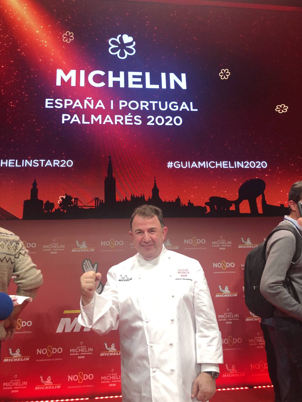 Martín Berasategui sigue batiendo todos los récords históricos de la Michelin. El cocinero donostiarra suma ya doce estrellas: la nueva edición de la Guía, desvelada este miércoles en Sevilla, concede la primera estrella a dos nuevos proyectos de la factoría Berasategui: el Ola de Bilbao y el Fifty Seconds de Lisboa.