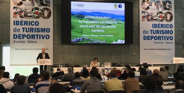 El director de Goitur, Niko Osinalde, durante su intervención en el 'Congreso Ibérico de Turismo Deportivo'.