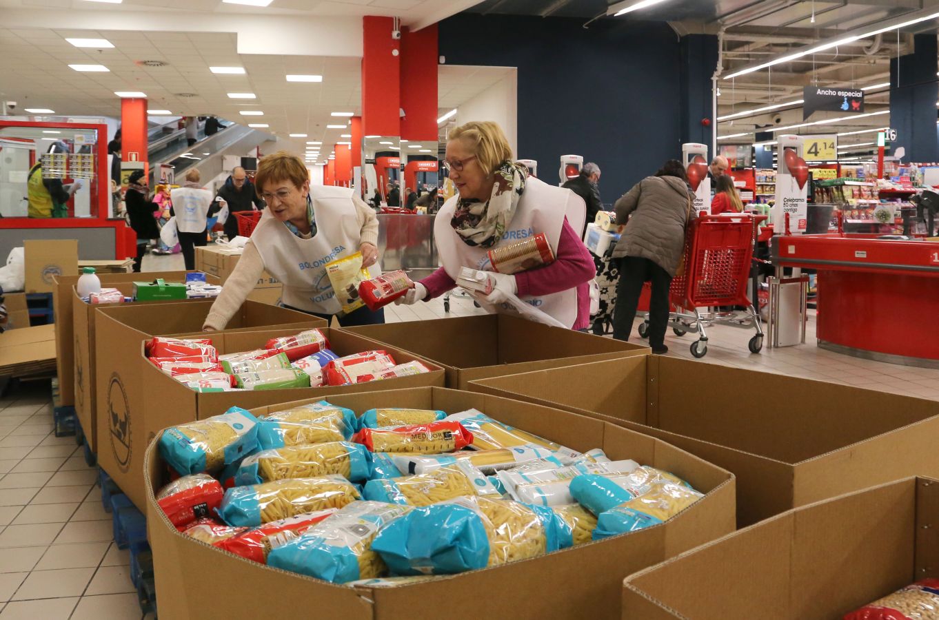 160 establecimientos se suman a la llamada del Banco de Alimentos de Gipuzkoa con el objetivo de que cada guipuzcoano done un kilo de alimentos para llegar a los 715.000