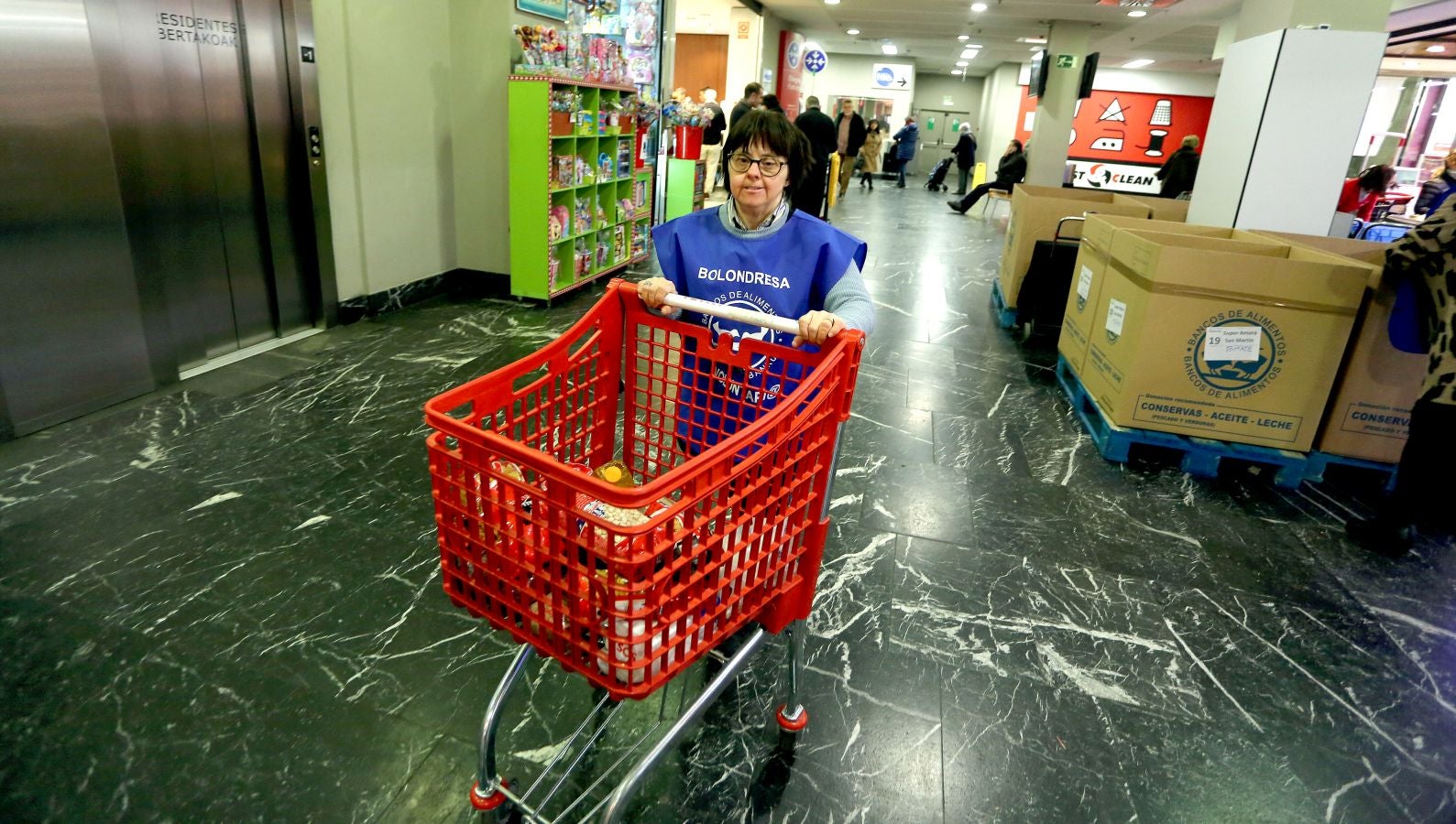 160 establecimientos se suman a la llamada del Banco de Alimentos de Gipuzkoa con el objetivo de que cada guipuzcoano done un kilo de alimentos para llegar a los 715.000