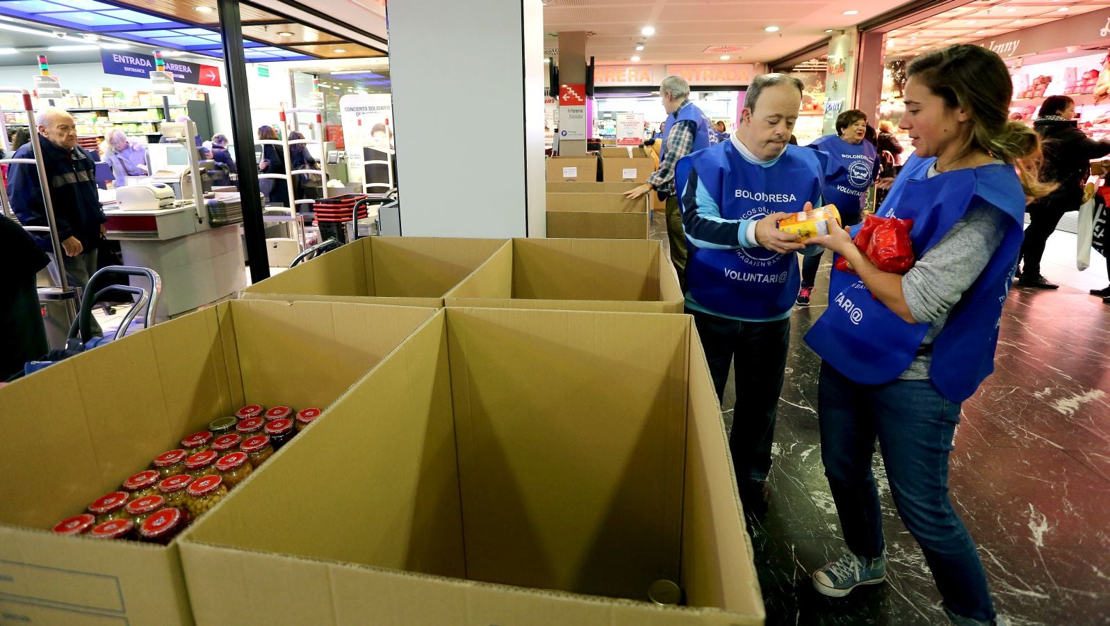 160 establecimientos se suman a la llamada del Banco de Alimentos de Gipuzkoa con el objetivo de que cada guipuzcoano done un kilo de alimentos para llegar a los 715.000