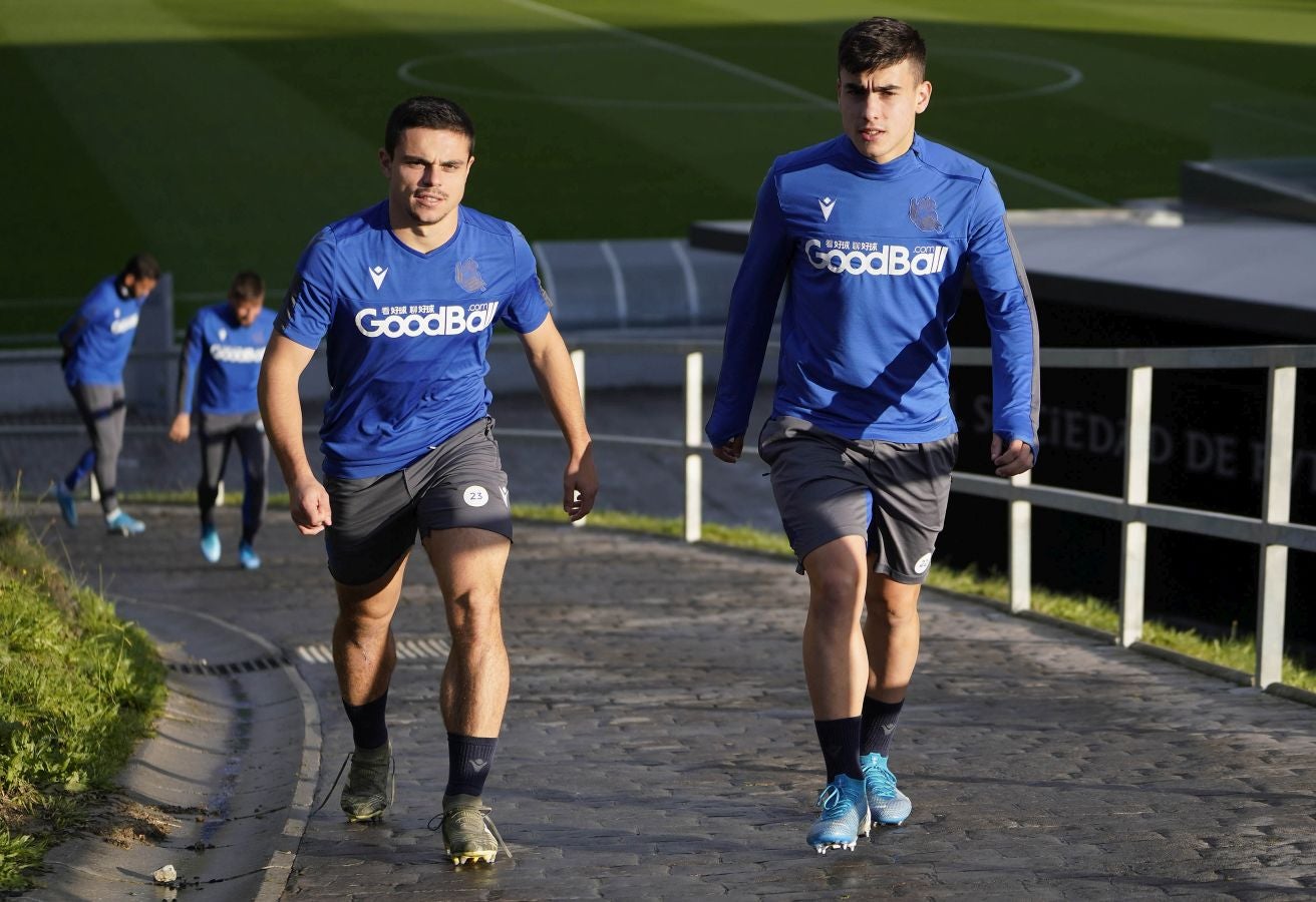 Los jugadores de la Real Sociedad se ejercitan en Zubieta horas antes de viajar a Madrid
