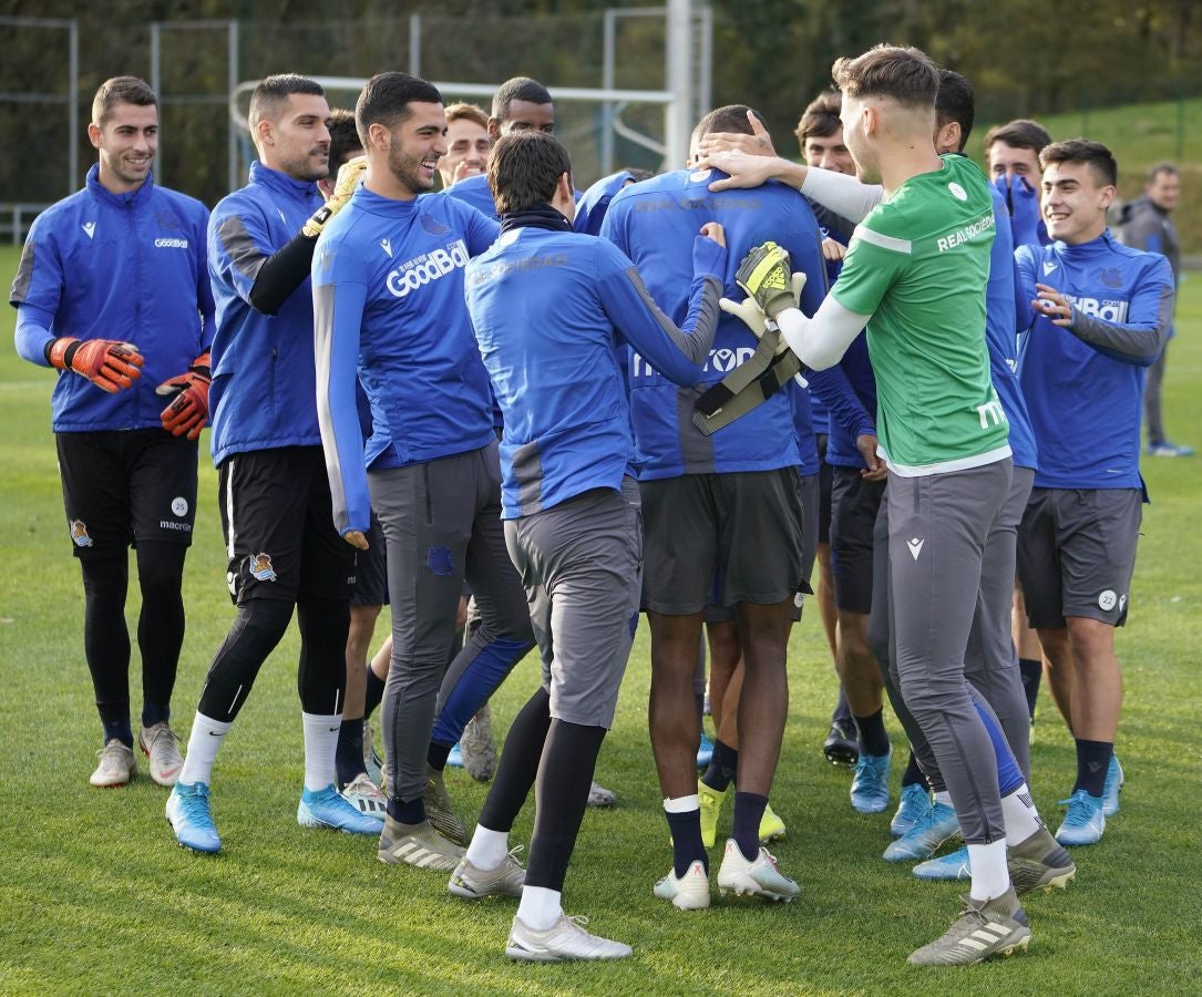 Los jugadores de la Real Sociedad se ejercitan en Zubieta horas antes de viajar a Madrid