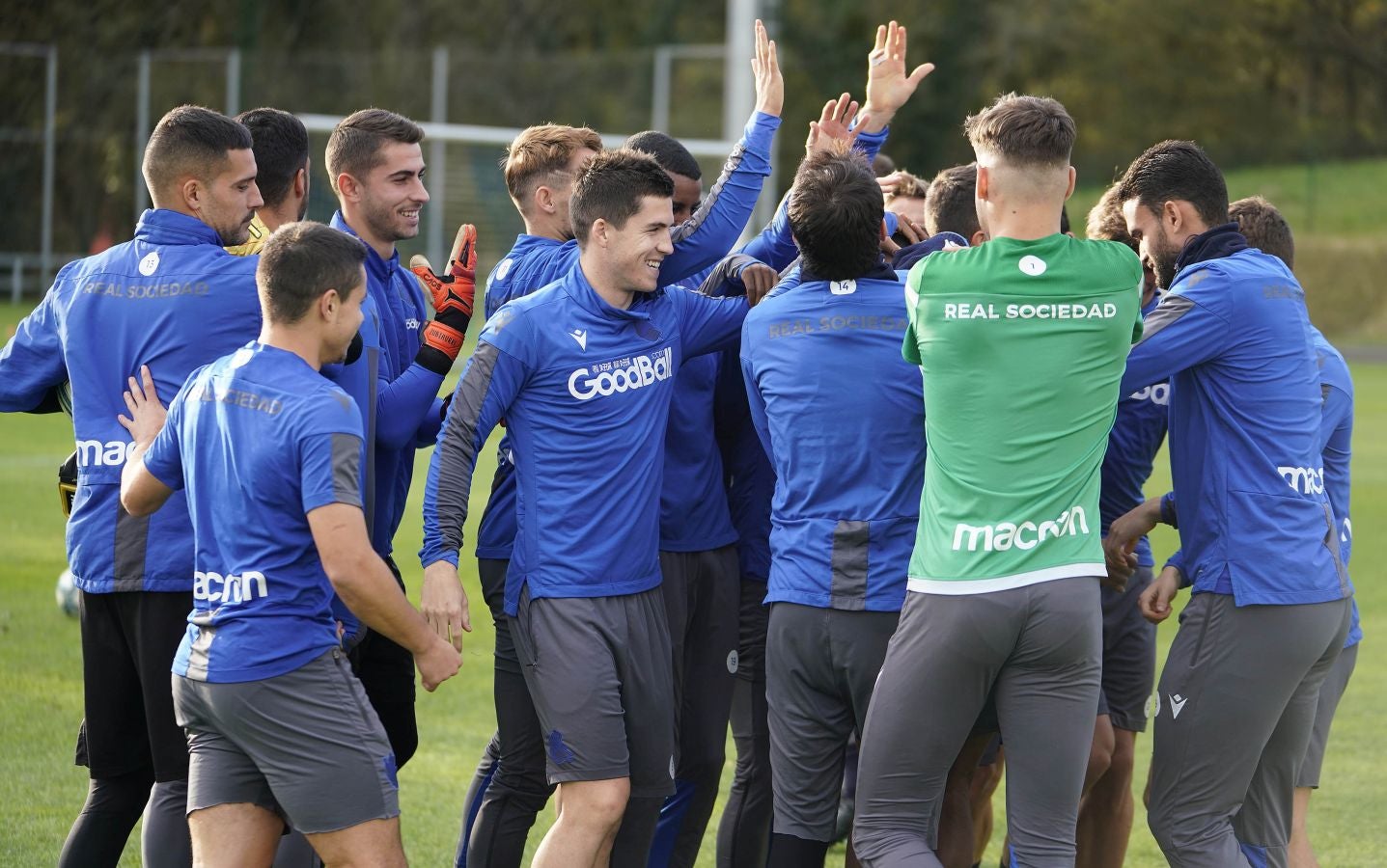 Los jugadores de la Real Sociedad se ejercitan en Zubieta horas antes de viajar a Madrid