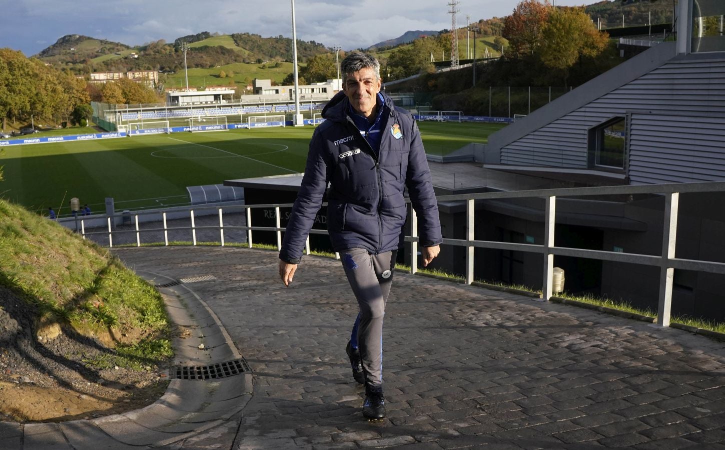 Los jugadores de la Real Sociedad se ejercitan en Zubieta horas antes de viajar a Madrid