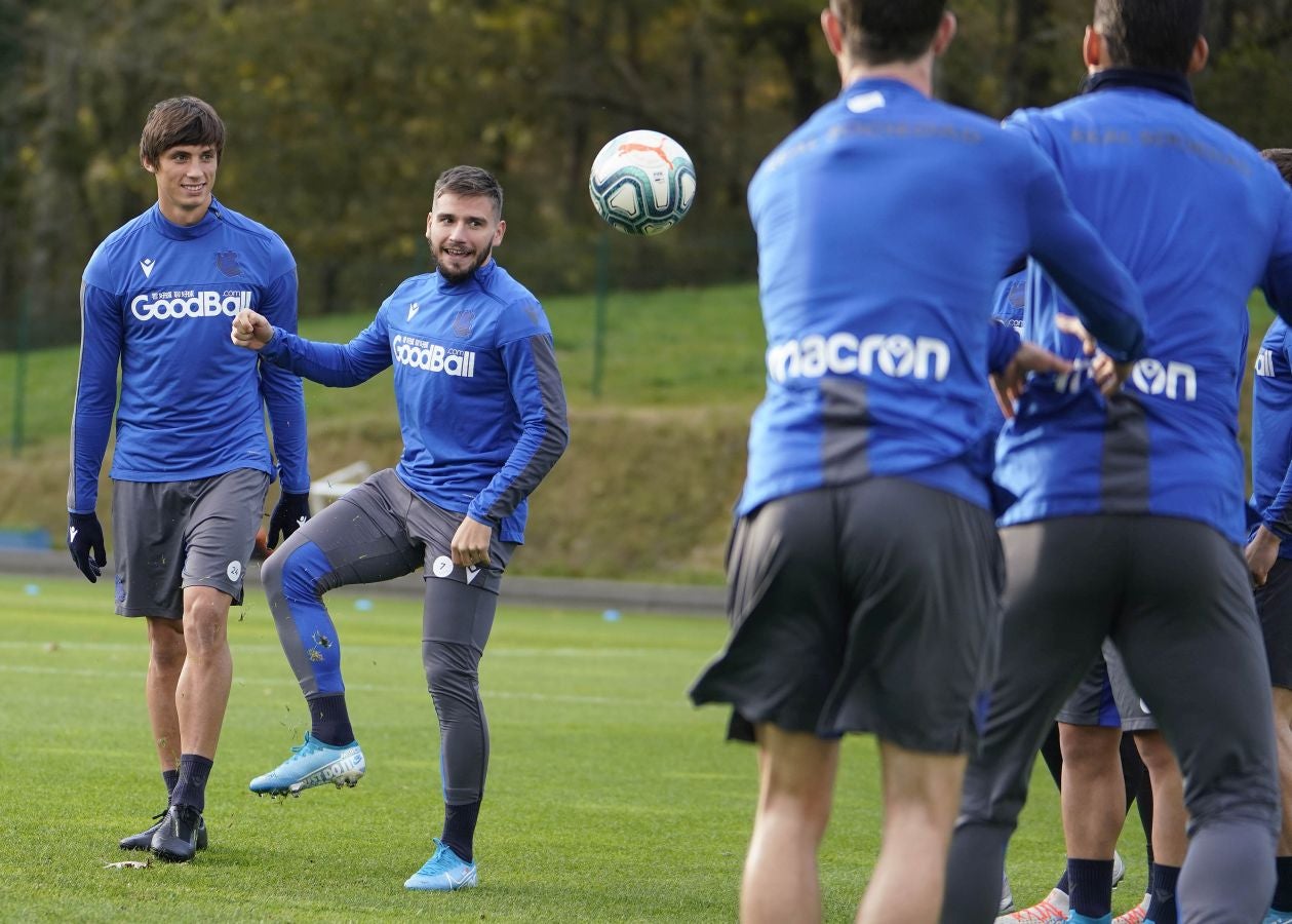 Los jugadores de la Real Sociedad se ejercitan en Zubieta horas antes de viajar a Madrid