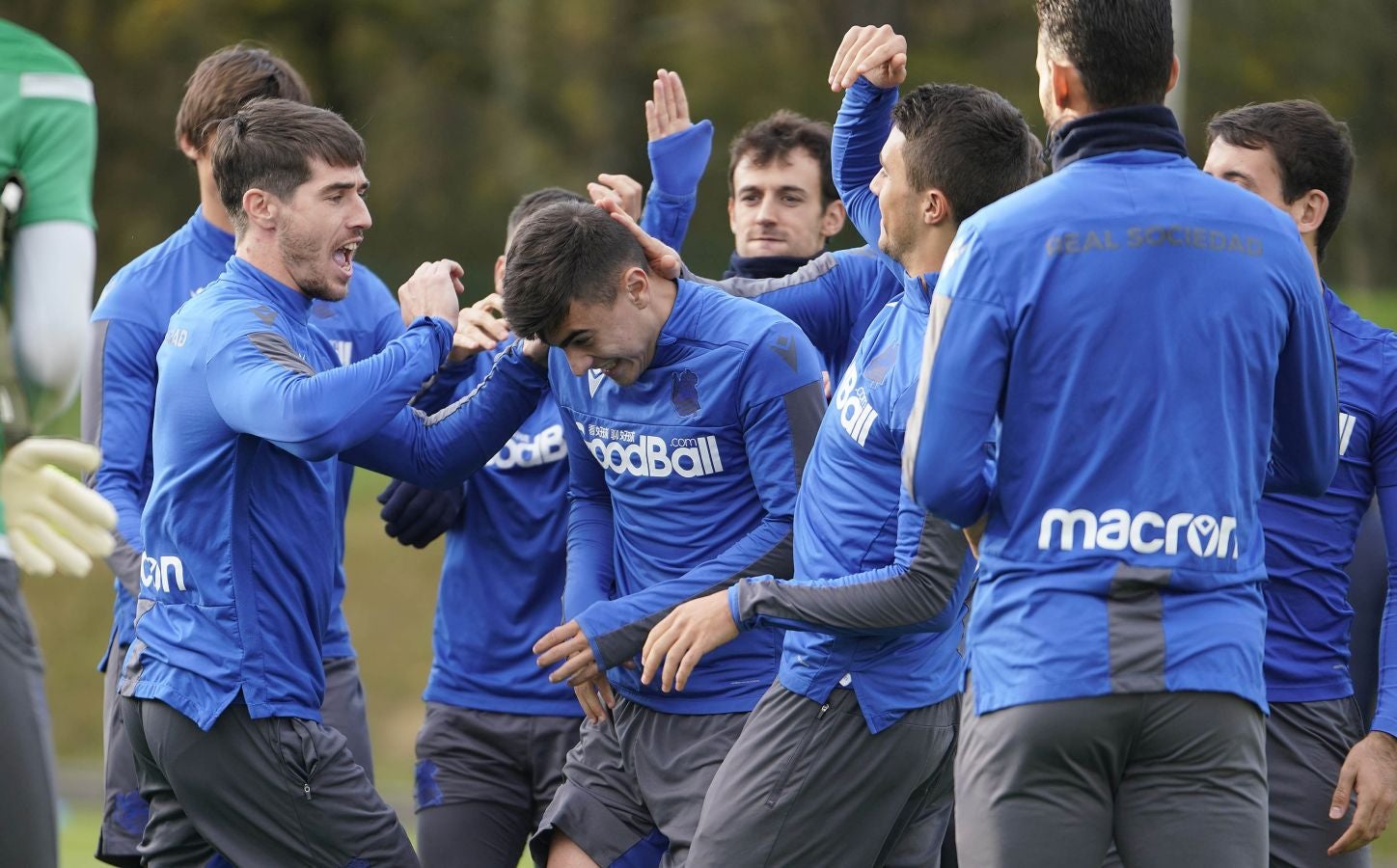 Los jugadores de la Real Sociedad se ejercitan en Zubieta horas antes de viajar a Madrid