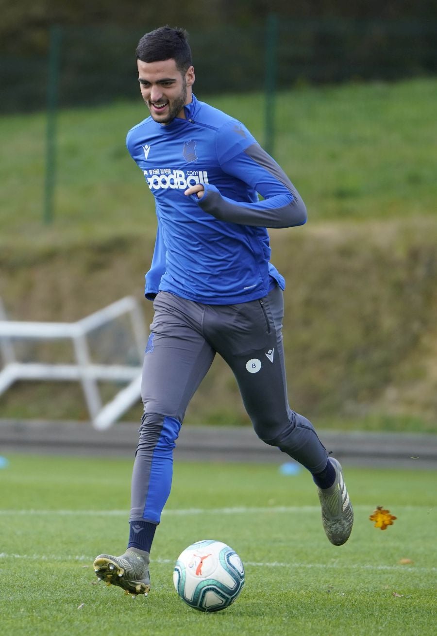 Los jugadores de la Real Sociedad se ejercitan en Zubieta horas antes de viajar a Madrid