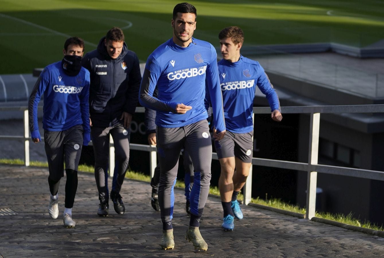 Los jugadores de la Real Sociedad se ejercitan en Zubieta horas antes de viajar a Madrid